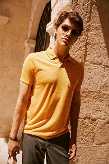ALTINYILDIZ CLASSICS Men's Yellow Slim Fit Narrow Cut Polo Neck Pocketed Short Sleeve Linen Look T-Shirt
