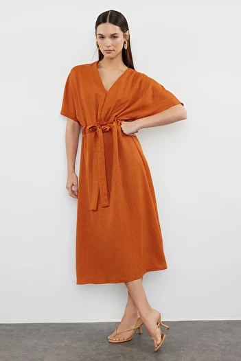 Trendyol Collection Rochie midi în formă de A - maro, cu curea, țesută TWOSS23EL01543