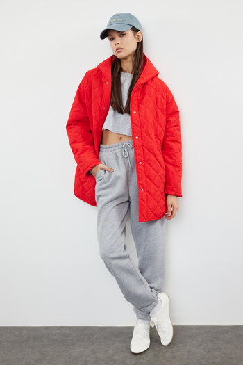 Trendyol Collection Palton matlasat cu glugă roșie, hidrofugă TWOAW23MO00131