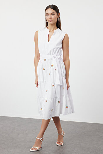 Trendyol Collection Λευκό φόρεμα με κέντημα σε γραμμή Α με επένδυση Midi TWOSS24EL00879