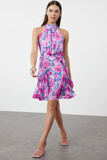 Trendyol Collection Μίνι υφαντό φόρεμα από σατέν λαιμόκοψη φούξια φλοράλ στάμπα TWOSS20EL2490