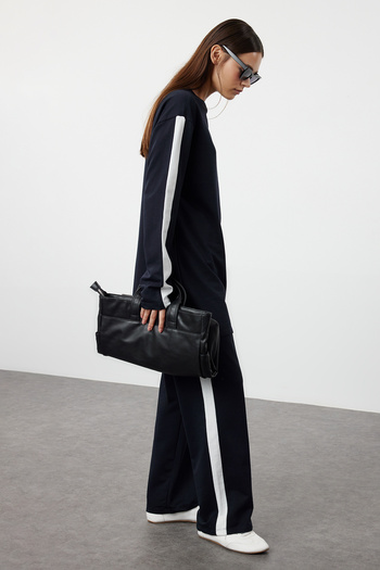 Trendyol Modest Σετ φόρμας μαύρης πλεκτής με σκισίματα στο πλάι - TCTSS22EN0007 με λεπτομέρεια ρίγα