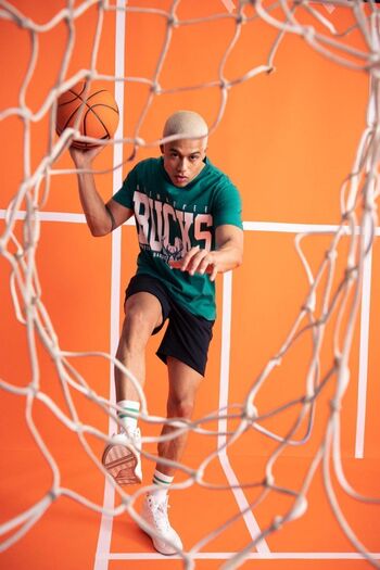 DeFacto NBA Milwaukee Bucks Crew Neck 100% βαμβακερό μπλουζάκι με κανονική εφαρμογή A3803ax23sm