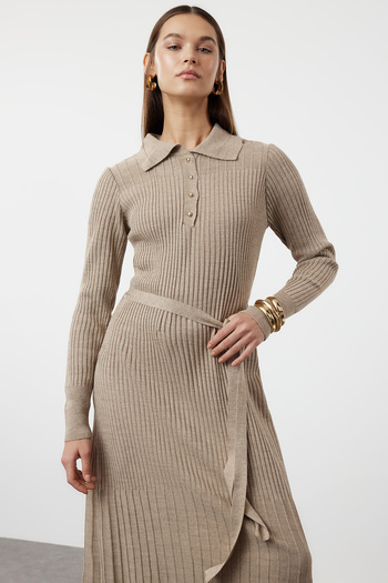 Trendyol Modest Πλεκτό φόρεμα Polo Neck Mink - Ζώνες και ραβδώσεις TCTAW25EB00006