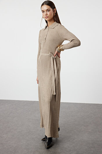 Trendyol Modest Πλεκτό φόρεμα Polo Neck Mink - Ζώνες και ραβδώσεις TCTAW25EB00006
