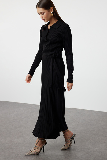 Trendyol Modest Černé šaty z úpletu s páskem Polo s límcem TCTAW25EB00006