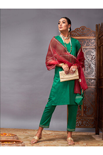 Sassafras By Styli Lace Trim Detail Kurta and Straight Leg Pant with Organza Dupatta Set