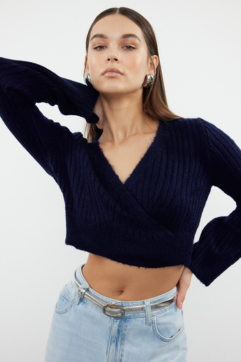 Trendyol Collection Zweireihiger Strick-Crop-Pullover mit weicher Struktur – Marineblau TWOAW24KZ00381