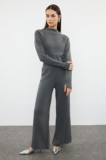 Trendyol Collection Antracit kötöttáru Crop felső és nadrág szett - orr részletes TWOAW24AU00033