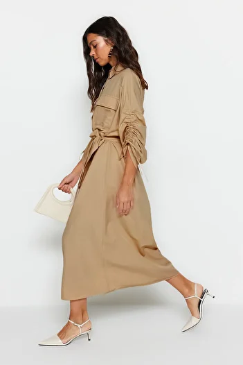 Trendyol Modest Béžové bavlněné košilové šaty s nastavitelnými rukávy a knoflíky - Tctss23Eb00365