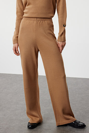 Trendyol Modest Σετ πουλόβερ και παντελόνια πλεκτά Camel - TCTAW25US00025