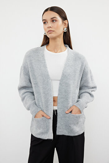 Trendyol Collection Šedý Wide Fit Soft Textured Pocket Detailed Knitwear Cardigan TWOAW24HI00133