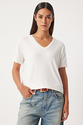 Happiness İstanbul Ecru Viscose Knitted V-Neck Women's T-Shirt - EN00613