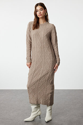Trendyol Modest Pletené šaty s měkkou texturou – pletené vlasy se vzorem TCTAW25EB00008