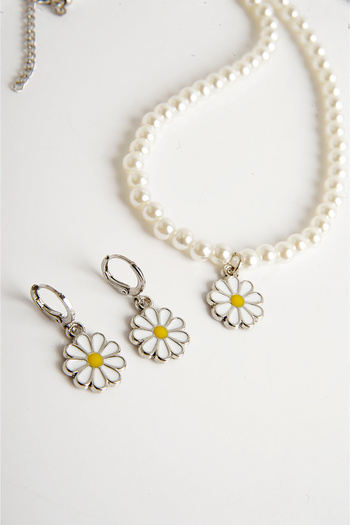 EUROMODA Pearl Necklace and Daisy Earring Set - Designed