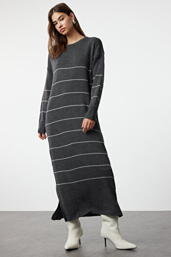 Trendyol Modest Šedé antracitové pruhované dlouhé úpletové šaty TCTAW25EB00004