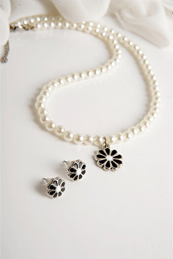 EUROMODA Pearl Necklace and Daisy Earring Set - Designed