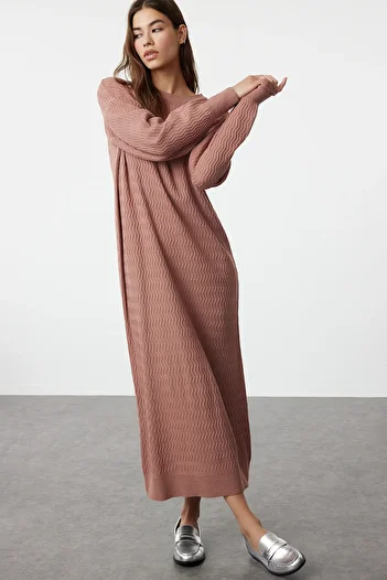 Trendyol Modest Selbstgemustertes Strickkleid in Dusty Rose TCTAW25EB00003
