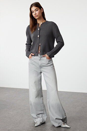 Trendyol Collection Kardigan z antracitového úpletu - vzhled bundy, Twoaw24Hi00090