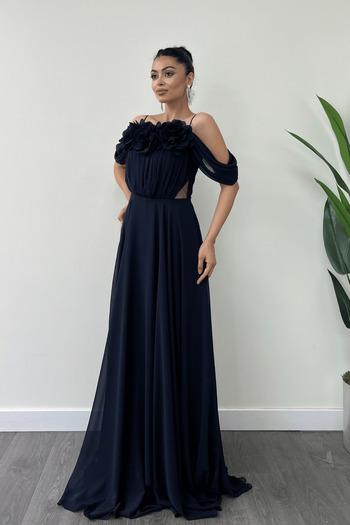 giyimmasalı Rochie maxi bleumarin - țesătură din șifon, cu șnur și detaliu trandafir