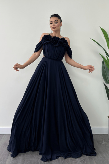 giyimmasalı Rochie maxi bleumarin - țesătură din șifon, cu șnur și detaliu trandafir