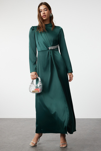 Trendyol Modest Μακρύ σατέν βραδινό φόρεμα - Σμαραγδένιο πράσινο και πέτρινη ζώνη TCTSS24DB00054