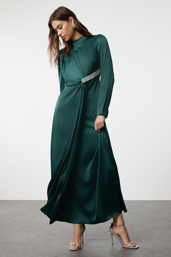 Trendyol Modest Μακρύ σατέν βραδινό φόρεμα - Σμαραγδένιο πράσινο και πέτρινη ζώνη TCTSS24DB00054