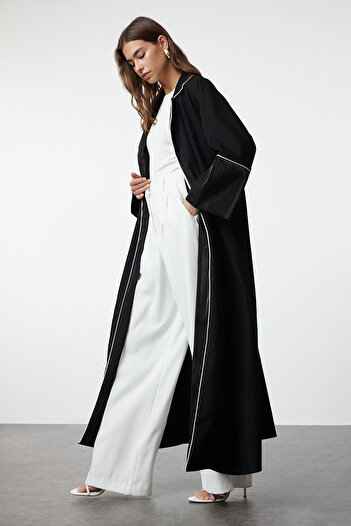 Trendyol Modest Černá tkaná čepice - Ferace & Abaya s detailem lemu TCTSS24KF00057