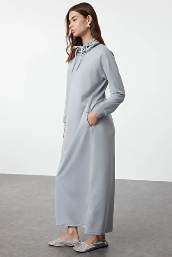 Trendyol Modest Oversize šedé pletené šaty – stojáček a krajkový detail, dlouhá délka TCTSS22EB0132