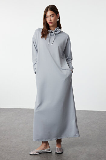 Trendyol Modest Oversize šedé pletené šaty – stojáček a krajkový detail, dlouhá délka TCTSS22EB0132