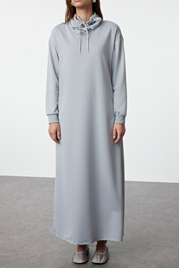 Trendyol Modest Γκρι Oversize όρθιο γιακά με δαντέλα Λεπτομερές μακρύ πλεκτό φόρεμα TCTSS22EB0132