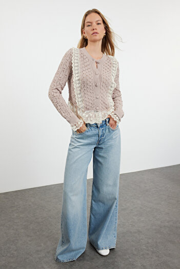 Trendyol Collection Kardigan z dzianiny Powder Crop Lace Garnish z ażurowymi zdobieniami/dziurami TWOAW24KZ01059