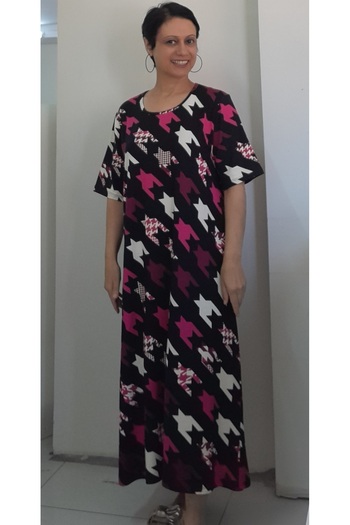 Mertcan Butik Μαύρο κοντομάνικο πλεκτό φόρεμα με ροζ σχέδιο
