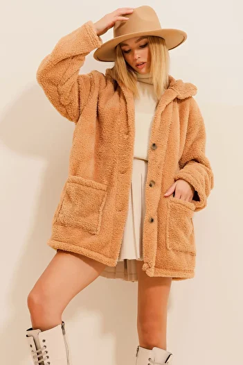 Trend Alaçatı Stili Dámská velká plyšová bunda Camel s dvojitou kapsou vpředu na knoflíky bez podšívky ALC-X11149