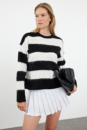 Trendyol Collection Мек плетен пуловер с кръгло деколте на райета - черен Twoaw25Kz00274