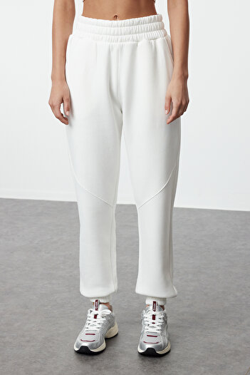 Trendyol Collection Ecru Basic Jogger Πλεκτό Φλις Παντελόνι Φούτερ με Χοντρό Εσωτερικό TWOAW21EA0010