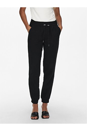 ONLY Klassische Hose Onlkelda-Emery Mittlere Taille Normal geschnittener Schlauch