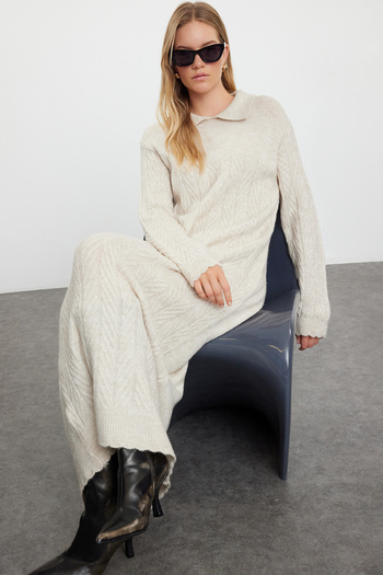 Trendyol Modest Polo límec Stone Color Rybí záda Vzorované pletené šaty - TCTAW25EB00030