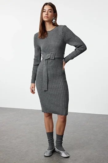 Trendyol Collection Anthrazitfarbenes Mini-Strickkleid mit Gürtel TWOAW23EL00444