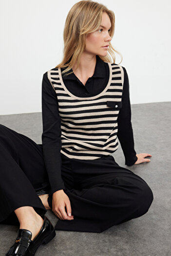 Trendyol Collection Трикотажен пуловер с черни райета с поло яка - гарниран Twoaw25Kz00038