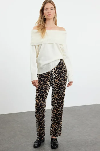 Trendyol Collection Sweter z dzianiny Carmen z miękkim teksturowanym wzorem w kolorze ecru TWOAW20KZ1519