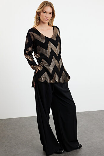 Trendyol Collection Schwarzer Strickpullover mit V-Ausschnitt und Foliendruck TWOAW24KZ00686