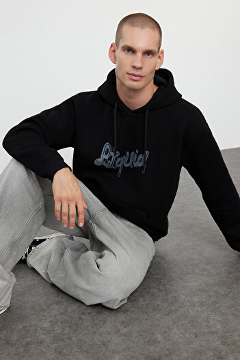 Trendyol Collection Черен овърсайз/широко изрязан полар от вътрешната страна с отпечатан текст/топъл суичър с качулка Tmnaw25Sw00059