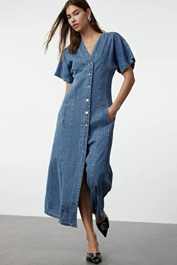 Trendyol Collection Μπλε τζιν φόρεμα με λεπτομέρεια V-λαιμόκοψη TWOAW25EL00088