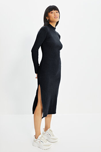 Trendyol Collection Rugalmas bordázott Midi kötött ruha - szűk nyakú, hasított, indigó TWOAW21EL0135