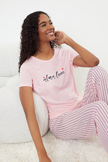 Trendyol Collection Světle růžová pruhovaná pletená sada pyžama - Slogan THMSS24PT00251