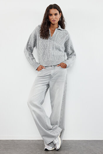 Trendyol Collection Šedý měkký pletený svetr - silný pletený detail TWOAW24KZ00673