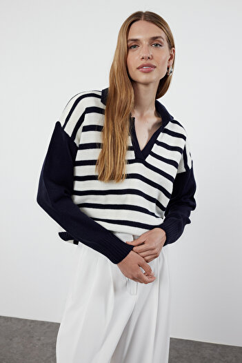 Trendyol Collection Pulover din tricotaj cu dungi bleumarin cu guler polo - TWOAW25KZ00192