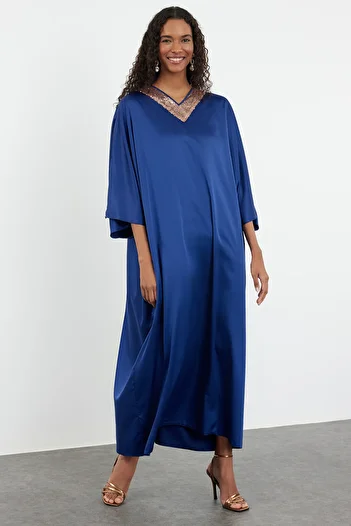 Trendyol Modest Saténové tkané modré večerní šaty Kaftan - Detail flitrů Jalabiya TCTSS24DB00073