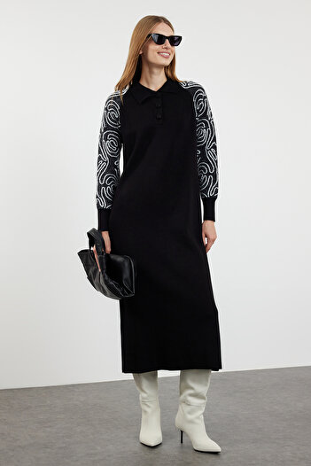 Trendyol Modest Μαύρο πλεκτό φόρεμα με μοτίβο πόλο με μανίκια - TCTAW24EB00129